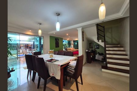 Casa de condomínio à venda com 260m², 4 quartos e 3 vagas
