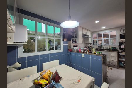 Casa de condomínio à venda com 260m², 4 quartos e 3 vagas