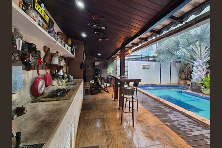Casa de condomínio à venda com 260m², 4 quartos e 3 vagas