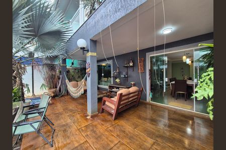 Casa de condomínio à venda com 260m², 4 quartos e 3 vagas