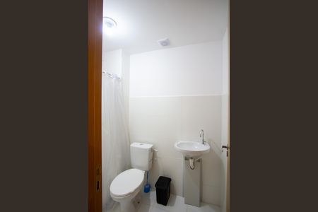 Banheiro de apartamento para alugar com 2 quartos, 52m² em Vista Alegre, São Gonçalo