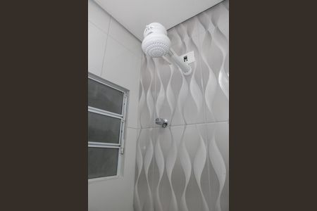 Banheiro de kitnet/studio para alugar com 1 quarto, 20m² em Lapa de Baixo, São Paulo