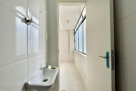 Banheiro de serviço de apartamento para alugar com 2 quartos, 75m² em Mirandópolis, São Paulo
