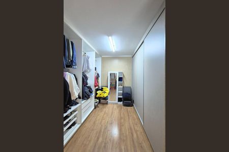 Casa de condomínio à venda com 314m², 4 quartos e 4 vagas Casa de condomínio à venda com 314m², 4 quartos e 4 vagasCloset da suíte