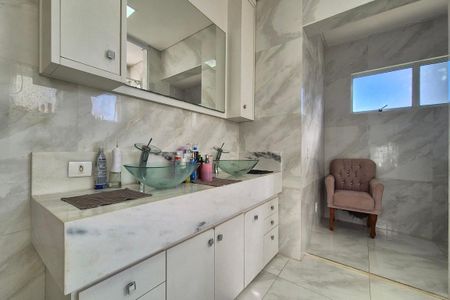 Casa de condomínio à venda com 314m², 4 quartos e 4 vagas Casa de condomínio à venda com 314m², 4 quartos e 4 vagasBanheiro da Suíte