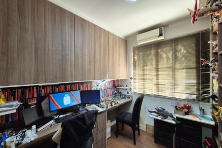 Casa de condomínio à venda com 314m², 4 quartos e 4 vagas Casa de condomínio à venda com 314m², 4 quartos e 4 vagasEscritório