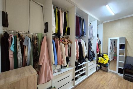 Casa de condomínio à venda com 314m², 4 quartos e 4 vagas Casa de condomínio à venda com 314m², 4 quartos e 4 vagasCloset da suíte