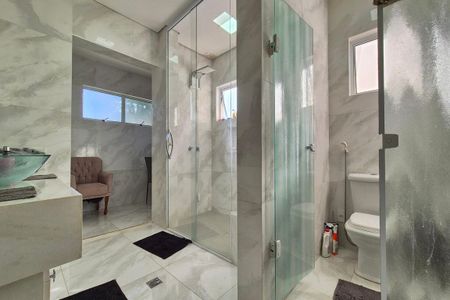 Casa de condomínio à venda com 314m², 4 quartos e 4 vagas Casa de condomínio à venda com 314m², 4 quartos e 4 vagasBanheiro da Suíte