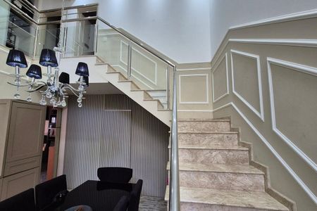Casa de condomínio à venda com 314m², 4 quartos e 4 vagas Casa de condomínio à venda com 314m², 4 quartos e 4 vagasEscada