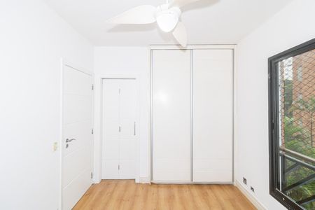 Apartamento à venda com 205m², 3 quartos e 3 vagas Apartamento à venda com 205m², 3 quartos e 3 vagasQuarto Suíte 2