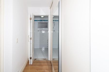 Apartamento à venda com 205m², 3 quartos e 3 vagas Apartamento à venda com 205m², 3 quartos e 3 vagasCloset da Suíte 1