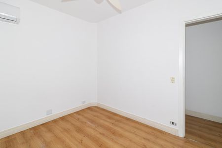 Apartamento à venda com 205m², 3 quartos e 3 vagas Apartamento à venda com 205m², 3 quartos e 3 vagasQuarto Suíte 2