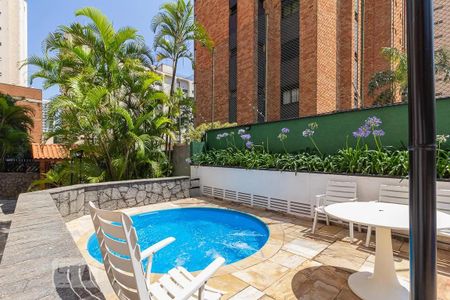 Apartamento à venda com 205m², 3 quartos e 3 vagas Apartamento à venda com 205m², 3 quartos e 3 vagasÁrea comum - Piscina