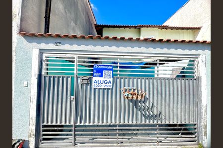 Placa instalada na fachada do imóvel de casa para alugar com 2 quartos, 44m² em Vila Itapoan, Guarulhos
