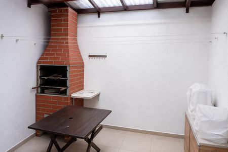 Casa à venda com 80m², 2 quartos e 1 vaga Casa à venda com 80m², 2 quartos e 1 vagaChurrasqueira com mesa e bancada de granito, com vista para a varanda.