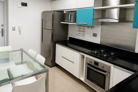 Casa à venda com 80m², 2 quartos e 1 vaga Casa à venda com 80m², 2 quartos e 1 vagaCozinha moderna com geladeira, fogão e pia, com iluminação adequada e móveis brancos e azuis.