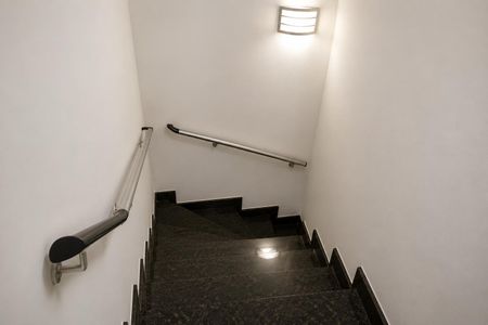 Casa à venda com 80m², 2 quartos e 1 vaga Casa à venda com 80m², 2 quartos e 1 vagaEscada de acesso a apartamento com iluminação adequada e corrimão de segurança.