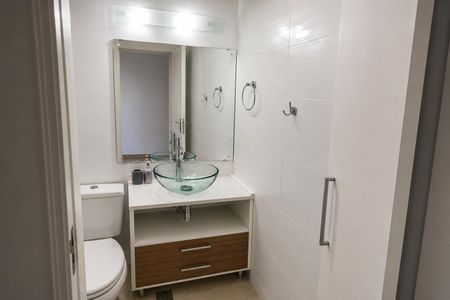 Banheiro com pia de vidro e armário de madeira, com iluminação adequada e acabamento de alta qualidade. de casa à venda com 2 quartos, 80m² em Chácara Belenzinho, São Paulo