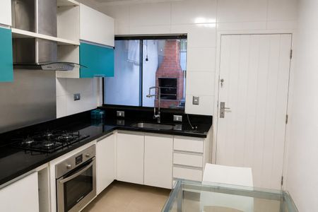 Cozinha com pia, fog. O, forno e churrasqueira, com janela para varanda. de casa à venda com 2 quartos, 80m² em Chácara Belenzinho, São Paulo