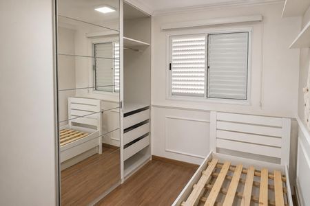 Casa à venda com 80m², 2 quartos e 1 vaga Casa à venda com 80m², 2 quartos e 1 vagaQuarto com armários e espelho, com uma cama de solteiro e uma janela com persianas de madeira.