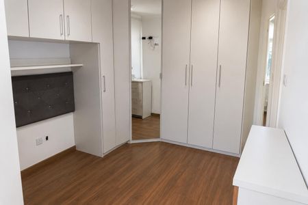 Quarto com móveis brancos e piso de madeira, com uma porta de vidro que leva a uma varanda. de casa à venda com 2 quartos, 80m² em Chácara Belenzinho, São Paulo