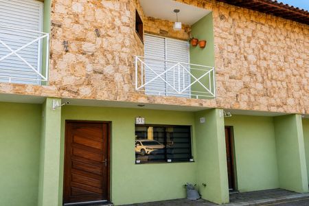 Praça de Portugal, com uma casa de pedra e um carro branco. de casa à venda com 2 quartos, 80m² em Chácara Belenzinho, São Paulo