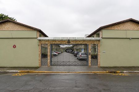 Porta de entrada de um condomínio com várias vagas de garagem. de casa à venda com 2 quartos, 80m² em Chácara Belenzinho, São Paulo