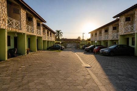 Pátio de um condomínio com carros estacionados e sol poente. de casa à venda com 2 quartos, 80m² em Chácara Belenzinho, São Paulo