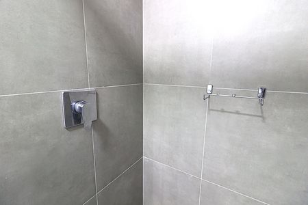 Banheiro  de kitnet/studio para alugar com 1 quarto, 39m² em Auxiliadora, Porto Alegre