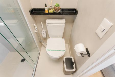 Banheiro de kitnet/studio para alugar com 1 quarto, 28m² em Pinheiros, São Paulo
