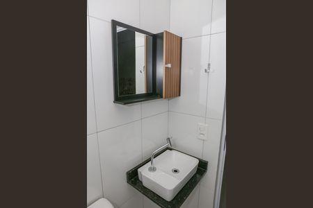 Banheiro de kitnet/studio para alugar com 1 quarto, 20m² em Lapa de Baixo, São Paulo