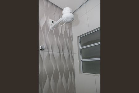 Banheiro de kitnet/studio para alugar com 1 quarto, 20m² em Lapa de Baixo, São Paulo