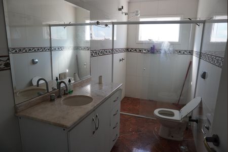 Casa de condomínio à venda com 404m², 3 quartos e 6 vagasBanheiro