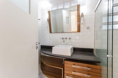 Banheiro de apartamento à venda com 1 quarto, 80m² em Vila Nova Conceição, São Paulo