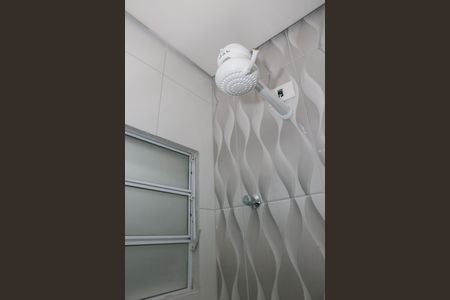 Banheiro de kitnet/studio para alugar com 1 quarto, 20m² em Lapa de Baixo, São Paulo
