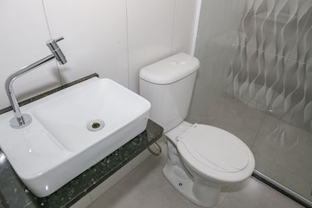 Banheiro de kitnet/studio para alugar com 1 quarto, 20m² em Lapa de Baixo, São Paulo