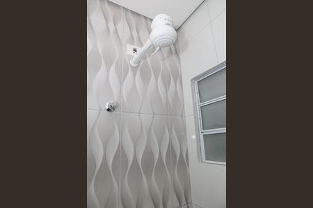 Banheiro de kitnet/studio para alugar com 1 quarto, 20m² em Lapa de Baixo, São Paulo