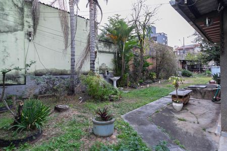 Casa à venda com 146m², 4 quartos e 6 vagas Casa à venda com 146m², 4 quartos e 6 vagasQuintal