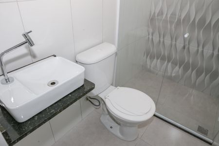 Banheiro de kitnet/studio para alugar com 1 quarto, 20m² em Lapa de Baixo, São Paulo
