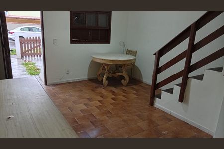 Sala de casa de condomínio para alugar com 2 quartos, 88m² em Jardim Interlagos, Maricá