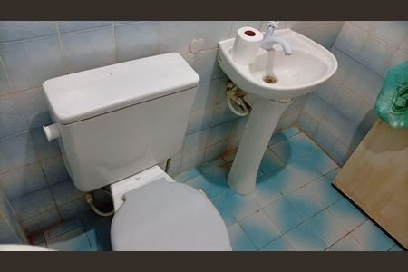 Banheiro de casa de condomínio para alugar com 2 quartos, 88m² em Jardim Interlagos, Maricá