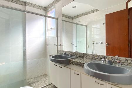 Apartamento à venda com 88m², 2 quartos e 2 vagas Apartamento à venda com 88m², 2 quartos e 2 vagasBanheiro da Suíte