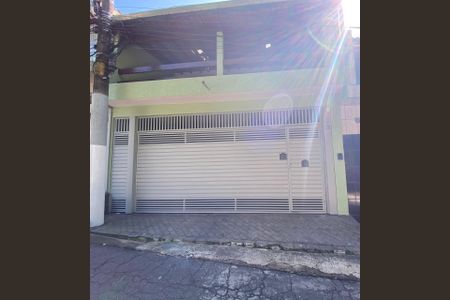 Casa para alugar com 213m², 2 quartos e 2 vagas Casa para alugar com 213m², 2 quartos e 2 vagasFachada