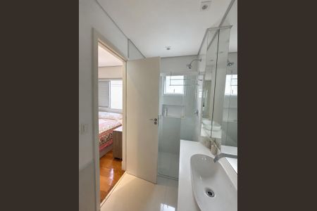 Casa de condomínio para alugar com 250m², 4 quartos e 3 vagas Casa de condomínio para alugar com 250m², 4 quartos e 3 vagasBanheiro da Suíte