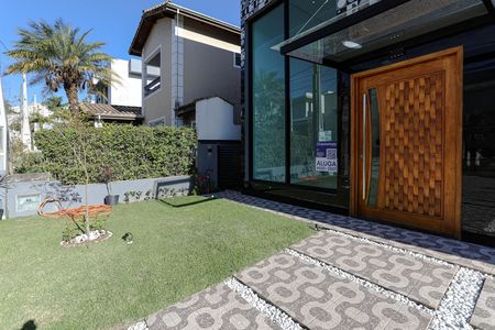 Casa para alugar com 319m², 6 quartos e 4 vagas Casa para alugar com 319m², 6 quartos e 4 vagasFachada