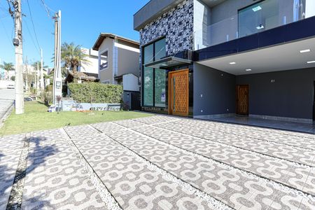 Casa para alugar com 319m², 6 quartos e 4 vagas Casa para alugar com 319m², 6 quartos e 4 vagasFachada