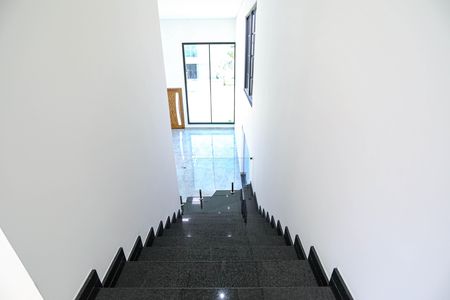 Casa para alugar com 319m², 6 quartos e 4 vagas Casa para alugar com 319m², 6 quartos e 4 vagasEscada