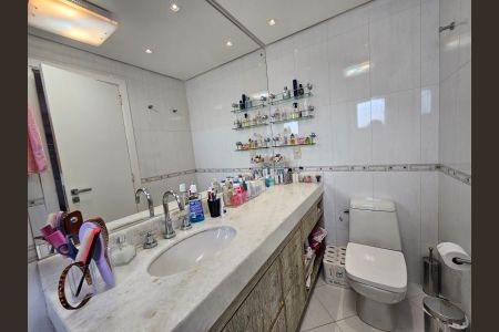 Banheiro de apartamento para alugar com 3 quartos, 136m² em Jardim Itu, Porto Alegre