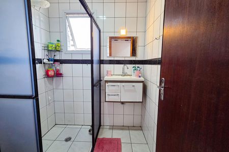 Banheiro de apartamento para alugar com 1 quarto, 50m² em Guilhermina, Praia Grande