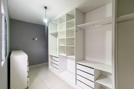 Casa para alugar com 155m², 4 quartos e 2 vagas Casa para alugar com 155m², 4 quartos e 2 vagasCloset/quarto 3